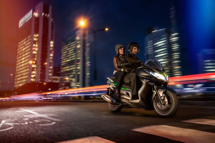 kawasaki-j300-maxiscooter-duo-performance